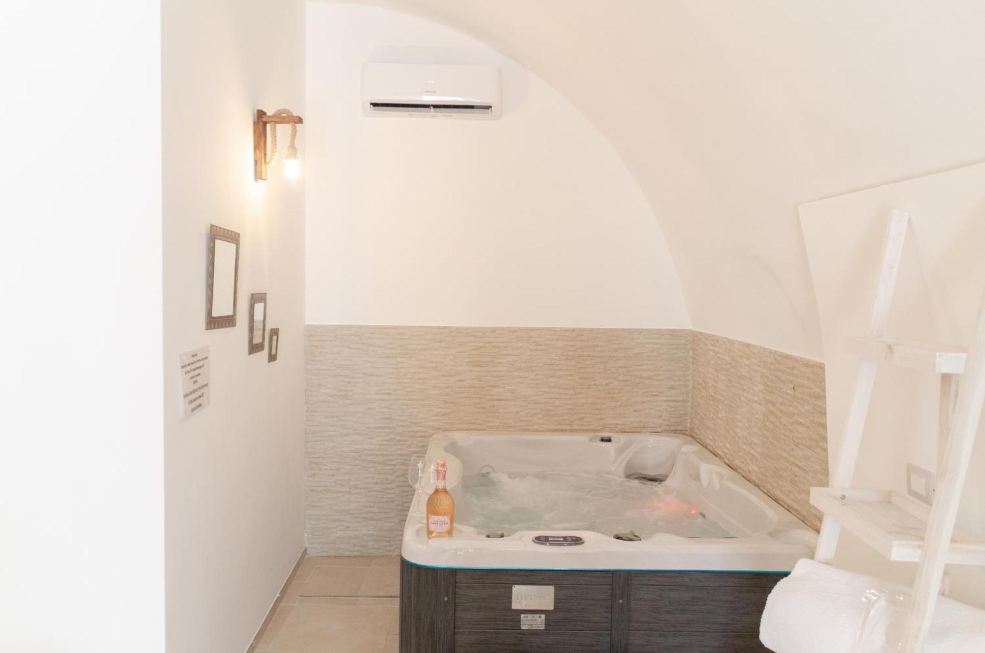 Aca Suite Luxury With Jacuzzi Adelfia Ngoại thất bức ảnh